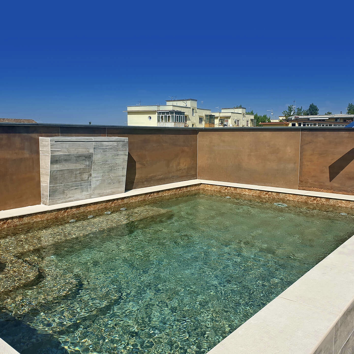 Mini piscina in EPS su attico